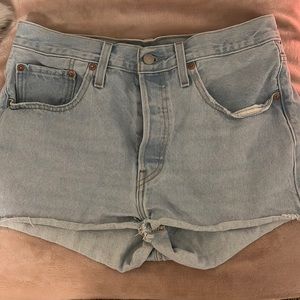 levi jean shorts w/ button fly